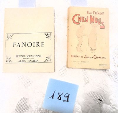 deux livres posés sur une table