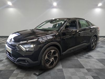 le 4x4 noir est garé sur le sol en damier d'un garage