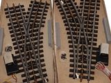 deux circuits de train dans une boîte posée sur la table