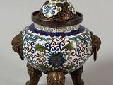 un petit vase décoratif surmonté d'un oiseau