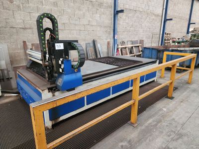 une machine en fonctionnement sur une table dans une usine