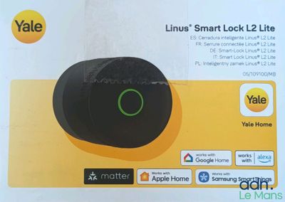 La boîte est ouverte pour montrer le contenu du Smart Lock Lite.