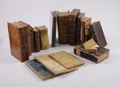 Ensemble de livres reliés, principalement anciens, comprenan… - Photo 1