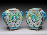 une paire de vases bleus et verts ornés de motifs floraux