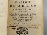 un livre ouvert avec une écriture dessus, posé sur une table