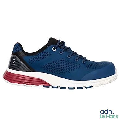 un gros plan sur une chaussure bleue à semelle rouge