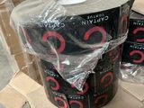deux rouleaux de ruban adhésif noir et rouge posés sur une boîte en carton