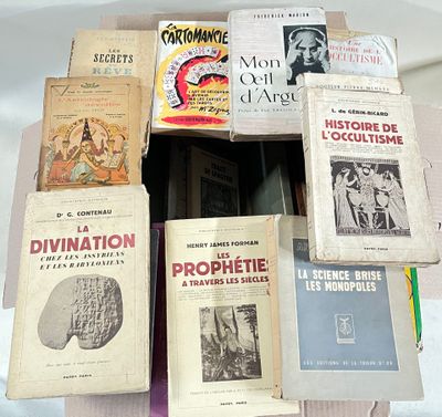 Plusieurs livres sont empilés les uns sur les autres dans une boîte en carton
