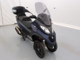 un scooter garé dans une pièce