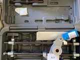 une trousse à outils dans un coffret en plastique posé sur le sol