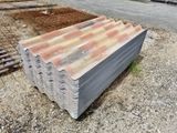 un tas de parpaings posés par terre à côté d'un bâtiment