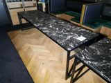 deux tables posées à même le sol dans la pièce