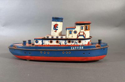 un bateau miniature posé sur une table