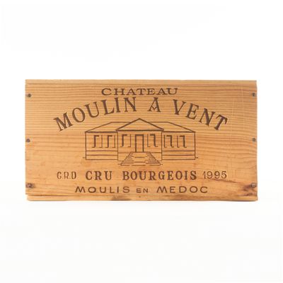 une pancarte en bois sur laquelle est inscrit « moulinin ' a ventt »