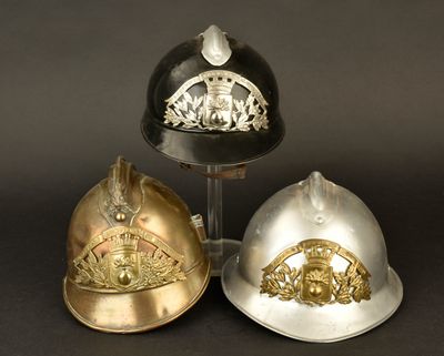 trois casques posés les uns à côté des autres