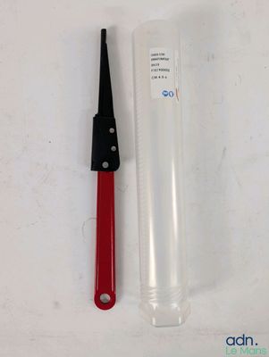 une brosse à dents et un tube de dentifrice placés l'un à côté de l'autre