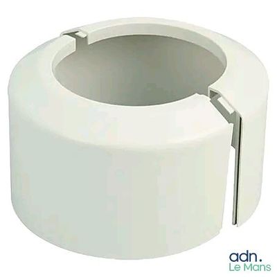 un gros plan d'une cuvette de WC blanche équipée d'une poignée