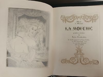 un livre ouvert sur lequel figure une femme