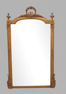 une photo d'un grand miroir avec un cadre doré