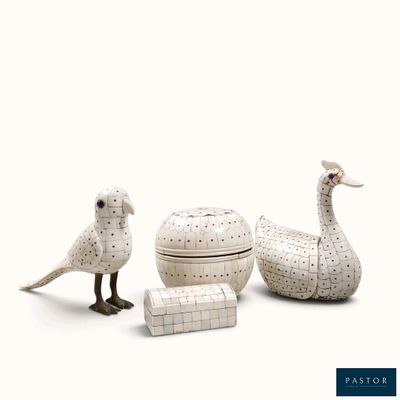 trois oiseaux qui se tiennent côte à côte