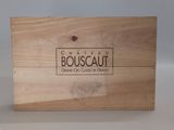 gros plan d'une boîte en bois portant un logo