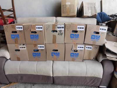 beaucoup de cartons sur le canapé du salon