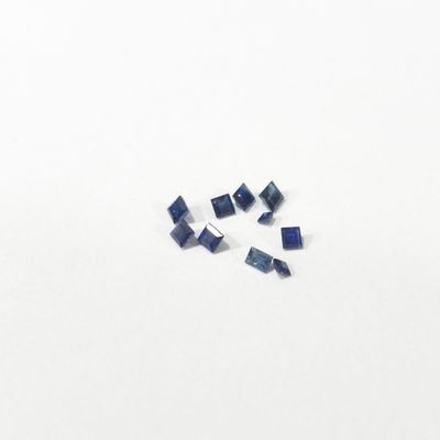 un ensemble de saphirs bleus posés sur une surface blanche