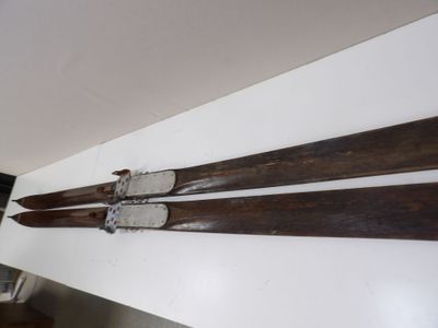 une paire de skis accrochée au mur d'une pièce