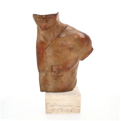statue d'un homme coiffé d'un chapeau, posée sur un socle en marbre
