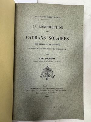 un livre ouvert dont la couverture représente un bâtiment