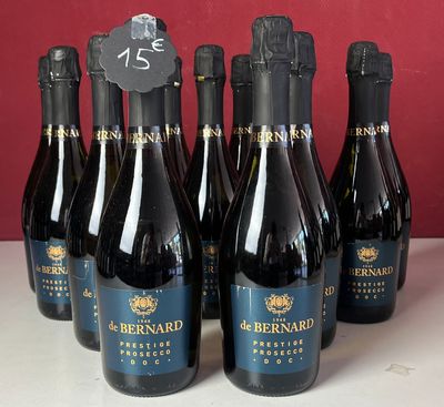 plusieurs bouteilles de vin sont alignées sur un comptoir