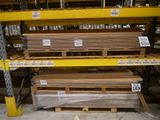 une grande quantité de bois sur les étagères de l'entrepôt