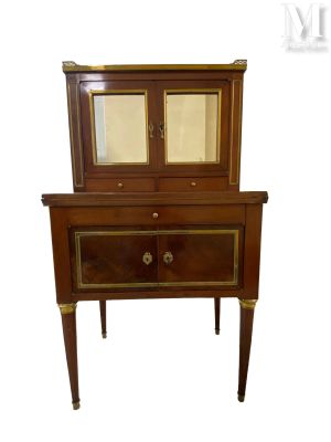 un meuble en bois surmonté d'une porte en verre