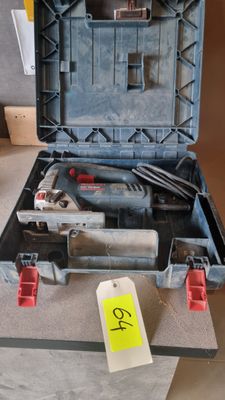 une caisse à outils avec des outils posés sur une table