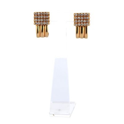 une paire de boucles d'oreilles en or et diamants sur fond blanc