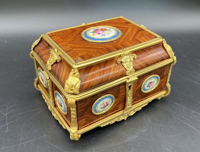 une petite boîte en bois ornée d'un motif doré