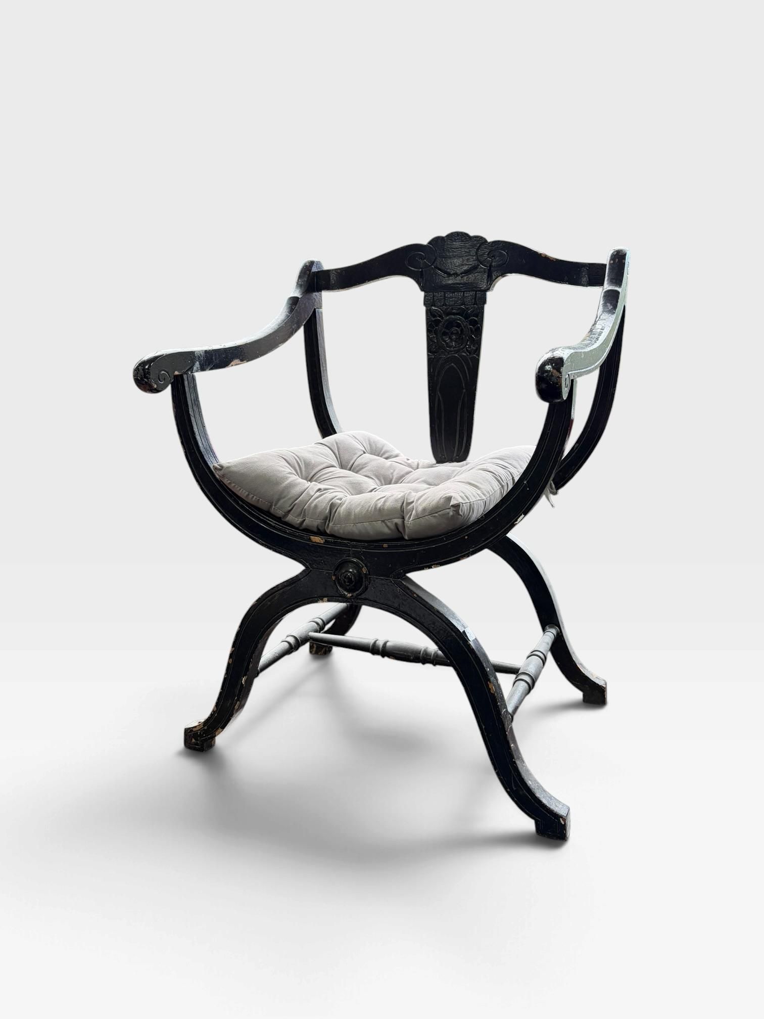 Fauteuil de type curule en bois noirci mouluré et sculpté à …