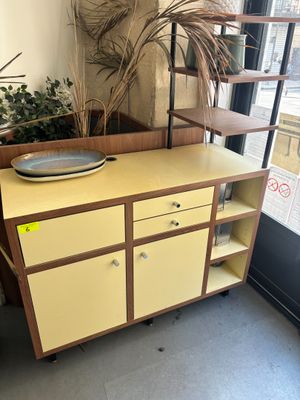 une armoire jaune sur laquelle est posé un saladier