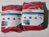 Deux sachets de pansements de premiers secours sont posés sur une table