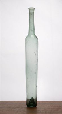 Fine fiole en verre XVIII°. H. :25 cm.