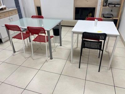 - 2 tables - 5 chaises (Situé au 1er étage) VENTE AUX ENCHER…
