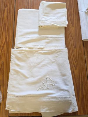650 / CH-B3 / Lot de deux draps l'un ajouré, l'autre aj…