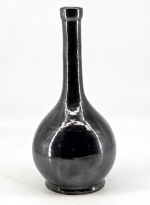 Vase bouteille en céramique émaillée noire.