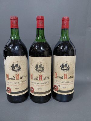 trois bouteilles de vin rouge posées côte à côte sur une table