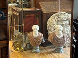 une vitrine en verre contenant de nombreux objets