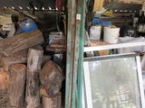 un tas de bois et un cadre photo dans une remise