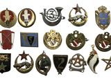 de nombreux types différents d'insignes militaires sur fond blanc