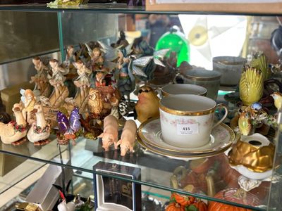 de nombreuses figurines exposées dans une vitrine