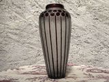 un vase posé sur une table devant un mur