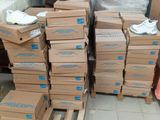 plusieurs boîtes de chaussures empilées les unes sur les autres